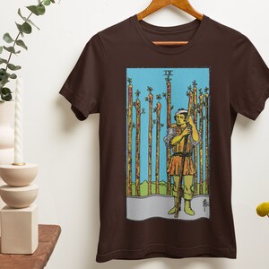 T-shirt pour cartes de tarot Neuf baguettes sombre, cadeau pour les lecteurs de tarot