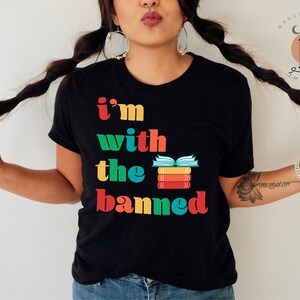 Ich bin mit dem verbotenen T-Shirt gelesen verbotene Bücher Aktivismus Shirt Buchliebhaber Geschenk