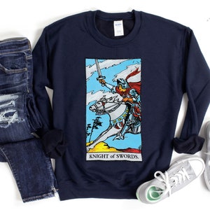 Camisa de cartas del Tarot del Caballero de las Espadas Suéter brujo para ella o él