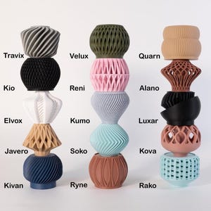 Pode incluir: Uma coleção de vasos decorativos impressos em 3D, em várias cores e designs. Os vasos são empilhados verticalmente, mostrando uma variedade de formas e texturas. Cada vaso é rotulado com um nome único, como "Travix", "Kio" e "Elvox".