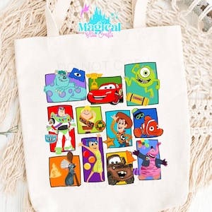 Può includere: Una borsa tote in tela bianca con illustrazioni di personaggi dei cartoni animati colorati. La borsa presenta personaggi di film d'animazione popolari, tra cui Sulley, Saetta McQueen, Mike Wazowski, Buzz Lightyear e altri. Il testo "Magical Bliss Crafts" è stampato sulla borsa.