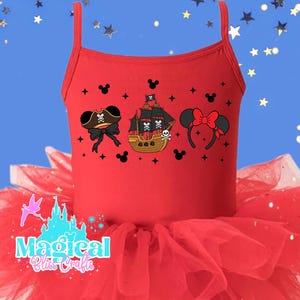 Può includere: Un body rosso con spalline sottili e una gonna di tulle a strati. Il body presenta grafiche a tema pirata e il testo "Magical Bliss Crafts". Lo sfondo è blu con stelle.