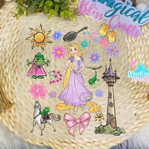 Op de afbeelding: Een set van 13 stickers met personages en objecten uit de Disney-film Tangled. De stickers zijn op een transparante achtergrond en bevatten Rapunzel, Flynn Rider, Pascal de kameleon, een koekenpan, een zon, een toren, lantaarns, bloemen en een paard.