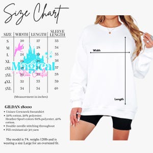 Puede incluir: Sudadera unisex blanca con cuello redondo y una tabla de tallas. La tabla incluye medidas en pulgadas para el ancho, el largo y el largo de la manga. Tambi&eacute;n se ve el texto "Magical Bliss Crafts". La modelo lleva una talla L.