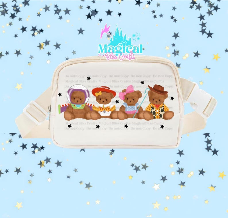 Pode incluir: Cinto de cintura creme com um design extravagante de quatro ursinhos de pel&uacute;cia vestidos com v&aacute;rios trajes. Os ursos s&atilde;o castanhos com roupas coloridas, incluindo um fato espacial, um chap&eacute;u de chef, um la&ccedil;o rosa e um chap&eacute;u de cowboy. A bolsa tem uma al&ccedil;a e fivela brancas.
