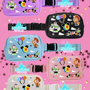 K&ouml;nnte beinhalten: F&uuml;nf G&uuml;rteltaschen in Lavendel, Schwarz, Hellblau, Pink und Wei&szlig;, jeweils mit einem Aufdruck von Buzz Lightyear, Woody, Mickey-Ohren und einem Ball. Jede Tasche hat einen verstellbaren Riemen mit schwarzer Kunststoffschnalle und dem Logo Magical Bliss Crafts.