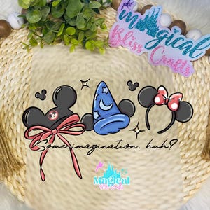 Peut inclure: Illustration fantaisiste avec des oreilles de Mickey Mouse avec un nœud rose, un chapeau de magicien bleu et des oreilles de Minnie Mouse avec un nœud rose. Le texte "Some imagination, huh?" est inclus.