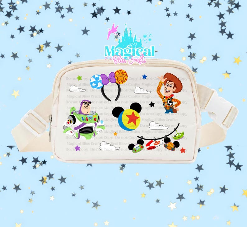 K&ouml;nnte beinhalten: Eine cremefarbene Bauchtasche mit einem Grafikdruck von Buzz Lightyear, Woody und einem Pixar-Ball mit Mausohren. Das Design umfasst ein Paar Mausohren mit einer lila Schleife, eine Lichterkette und kleine Wolken. Die Tasche hat einen verstellbaren Gurt.