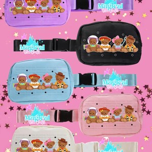 Pode incluir: Uma cole&ccedil;&atilde;o de pochetes em v&aacute;rias cores, incluindo roxo, preto, azul, rosa e branco. Cada pochete apresenta um design repetido de ursinhos de pel&uacute;cia de desenho animado em diferentes roupas. As al&ccedil;as ajust&aacute;veis t&ecirc;m o texto "Magical Bliss Crafts".