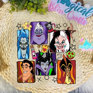 Op de afbeelding: Een kleurrijke afbeelding met cartoonafbeeldingen van Disney-schurken. De personages zijn onder meer Hades, Ursula, Cruella de Vil, Gaston, Maleficent en Jafar. Het ontwerp bevat sterren, een giffles, een kroon, een haak en een groene appel.