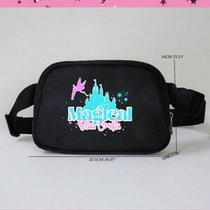 Pode incluir: Cinto de cintura preto com o texto "Magical Bliss Crafts" e um desenho de castelo, fada e estrelas. A bolsa mede 20,5 cm de comprimento, 14 cm de altura e 5 cm de profundidade.
