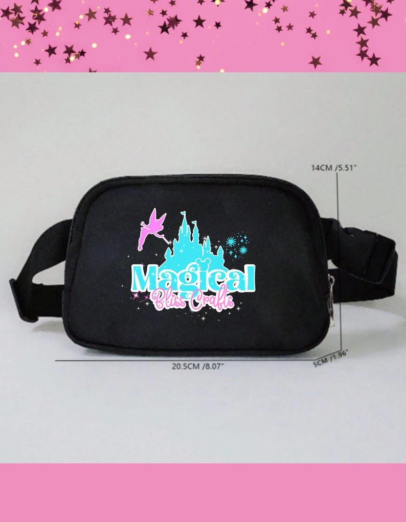 Pode incluir: Cinto de cintura preto com o texto "Magical Bliss Crafts" e um desenho de castelo, fada e estrelas. A bolsa mede 20,5 cm de comprimento, 14 cm de altura e 5 cm de profundidade.