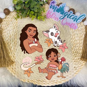 Op de afbeelding: Een set van vier Moana-thema strijktransfers met Moana, Pua het varken, Hei Hei de haan en een haak. De transfers zijn op een witte achtergrond met roze bloemen.