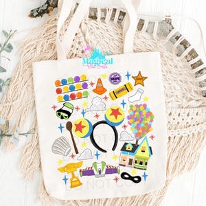 Può includere: Borsa tote color crema con illustrazioni di cartoni animati colorati. I disegni includono un cono stradale, un distintivo da sceriffo, orecchie di topo, una casa con palloncini e un'astronave di Buzz Lightyear. È visibile anche il testo "Magical Bliss Crafts".