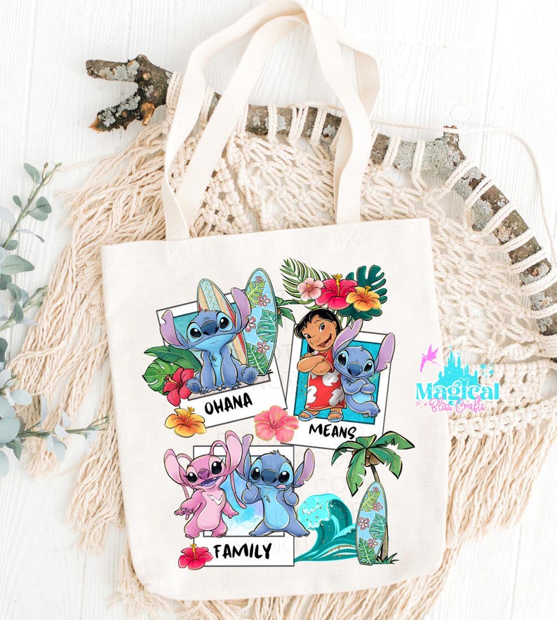 Puede incluir: Una bolsa de lona blanca con un dise&ntilde;o colorido con Stitch de Lilo & Stitch. El dise&ntilde;o incluye a Stitch haciendo surf, Stitch con Lilo y Stitch con un Stitch rosa. El texto "Ohana means family" est&aacute; incluido en el dise&ntilde;o.