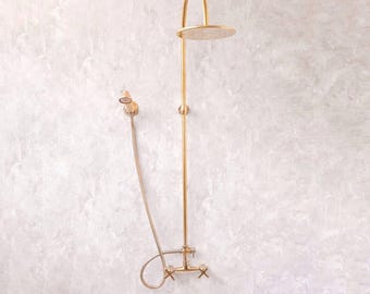 Sistema de chuveiro de teto em latão sem verniz, com chuveiro de cabeça e ducha manual em latão maciço.