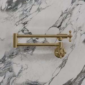 Puede incluir: Un grifo de cocina dorado con un caño doble articulado giratorio y manijas en forma de cruz.