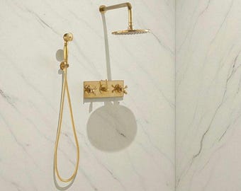 Sistema de chuveiro de luxo em latão sem verniz, montado na parede, com ducha de teto e ducha manual.