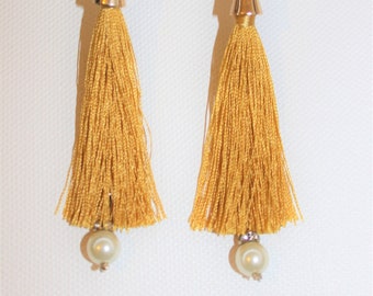 Boucles d'oreilles uniques faites main avec pompons jaunes et perles