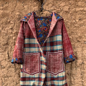 Casaco manta vintage marroquino com capuz feito à mão em xadrez, misturado com manta em tecido de cor bloco para detalhes e acabamento em forro floral