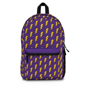 Könnte beinhalten: Lilafarbener Rucksack mit gelbem Blitzmuster.