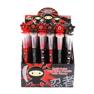 Puede incluir: Un expositor de lápices multicolores pop de color rojo y negro con un sello ninja. Los lápices tienen una parte superior en forma de estrella con una figura de ninja roja. La caja de exposición tiene un gráfico de ninja negro y rojo con el texto "Lápices multicolores pop con sello" y "忍者".