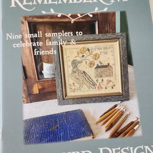 Puede incluir: Un juego de tres tazas de cerámica con un acabado mate moteado. Las tazas son en tonos crema, gris claro y gris oscuro. Cada taza tiene un diseño simple y minimalista y un asa redondeada.