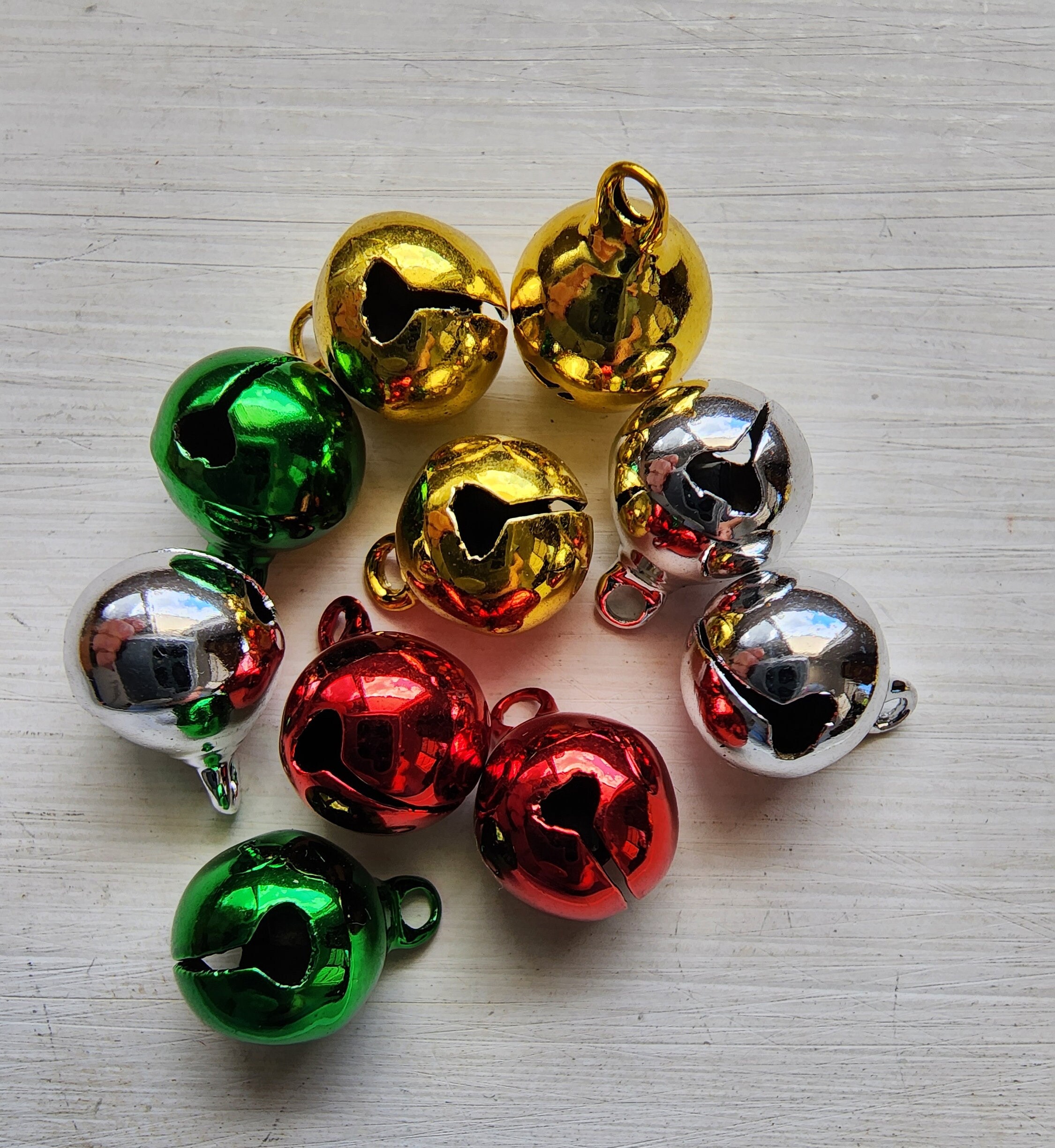Golden Vosarea 100pcs Small Jingle Bells DIY Bells for Christmas Xmas Wedding Decoration Beads Jewelry Findings Charms 