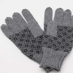 Könnte beinhalten: Ein Paar graue Strickhandschuhe mit einem schwarzen Rautenmuster. Die Handschuhe sind aus einem weichen, warmen Material gefertigt und perfekt, um Ihre Hände bei kaltem Wetter warm zu halten.