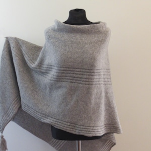 Eleganter Poncho, Damenware, 100% Wolle, Einheitsgröße, grau, Handarbeit