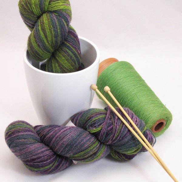 Kauni / Aade Fil à tricoter long, poids de fil à effet 8/2, auto-rayure en long dégradé, couleur violet vert - 100% laine (gâteau de fil, écheveau)