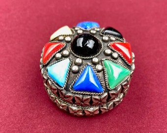 Portagioie colorato vintage con pillole, portagioie con pietre e design floreale vintage da circo, estetica boho da circo