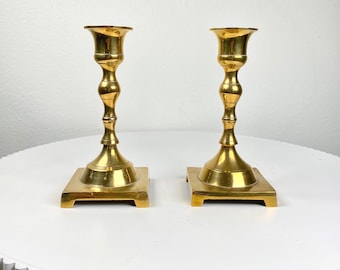 Juego de dos candelabros de latón de altura media en tono dorado vintage, estilo clásico moderno, portavelas dorados para decoración del hogar.