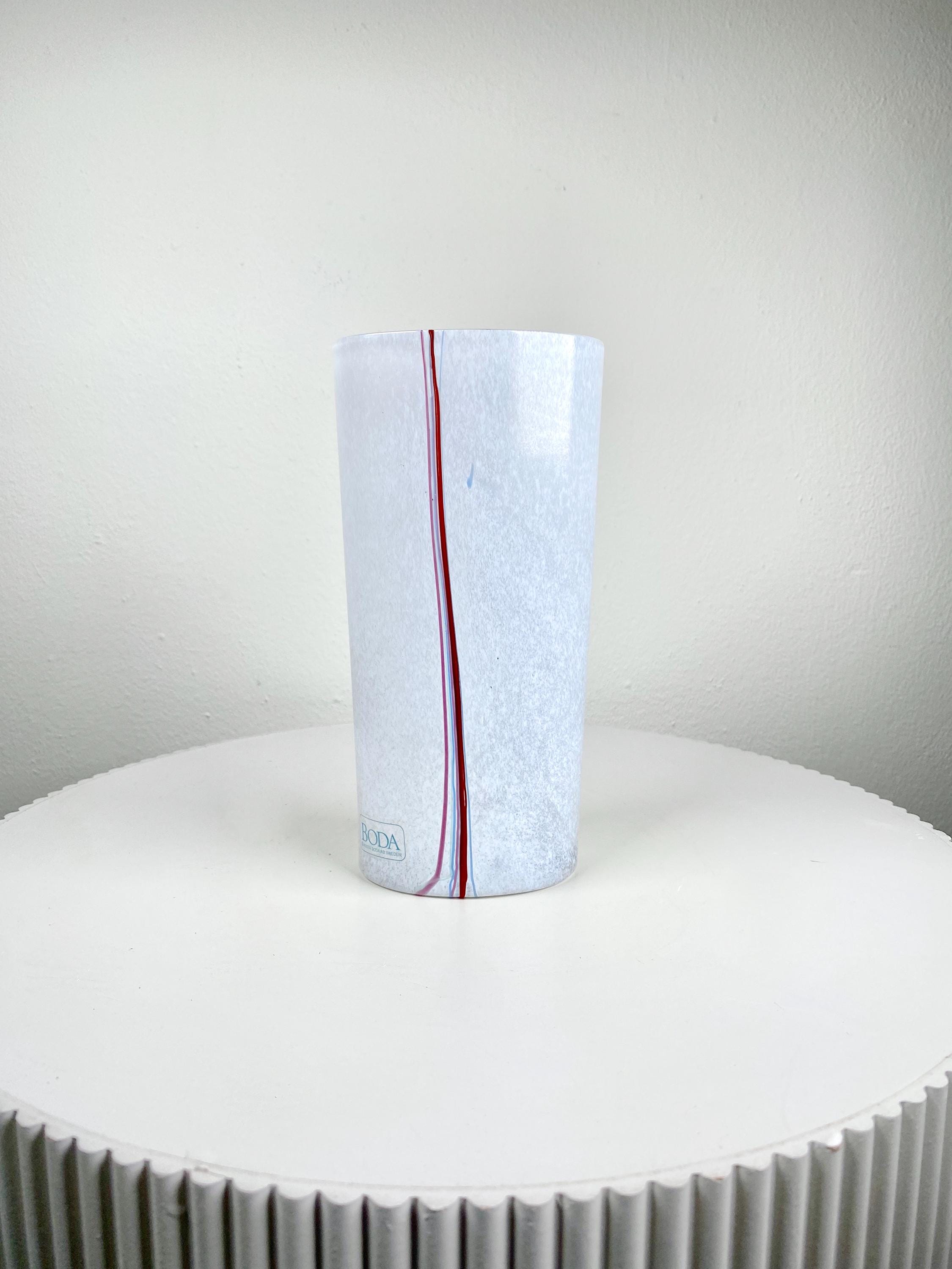 Kosta Boda のヴィンテージ ホワイト アート ガラス花瓶 - Bertil