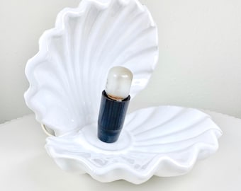 Vintage-Tischlampe in Form einer weißen Muschel/Auster – Vintage-Beleuchtung im Küstenstil der 1970er/80er Jahre – Kleine Vintage-Nachttischlampe