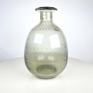 Op de afbeelding: Een set van drie keramische nestkommen in blauwe, groene en witte tinten. De kommen hebben een gespikkelde glazuur en een eenvoudig, modern ontwerp. De grootste kom heeft een diameter van ongeveer 18 cm.