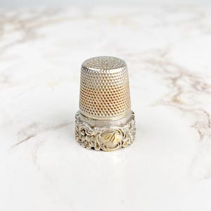 Dedal antiguo de plata Art Nouveau con grabado de la letra D - Herramientas de costura y regalos de estilo victoriano