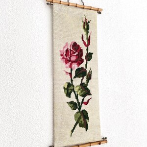 Tapiz bordado de flores con punto de cruz de rosa vintage, decoración cottagecore, decoración vertical estrecha para colgar en la pared, estilo rústico chic de abuela.
