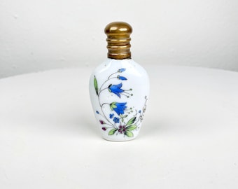 青い花が描かれた小さなヴィンテージ香水瓶 - ヒンジ付き真鍮蓋付きの