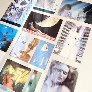 Op de afbeelding: Een verzameling kunstprints met surrealistische en abstracte beelden. De prints tonen een verscheidenheid aan artistieke stijlen, waaronder illustraties van figuren, hemellichamen en abstracte composities. Het kleurenpalet omvat blauw, roze en aardetinten.