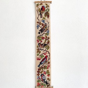 Vintage-Kreuzstich-Glockenzug-Vogelstickerei, Cottagecore-Stil, rustikale Dekoration, schmaler vertikaler Wandbehang, gemütliche Hütte, Oma-Stil, Textilkunst