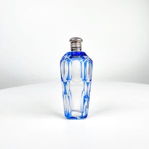 Antike Parfümflasche aus geschliffenem Kristallglas mit aufklappbarem, silberfarbenem Deckel – alte Art-Deco-Flaschen und -Behälter
