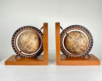 Serre-livres vintage en bois et globe terrestre mappemonde
