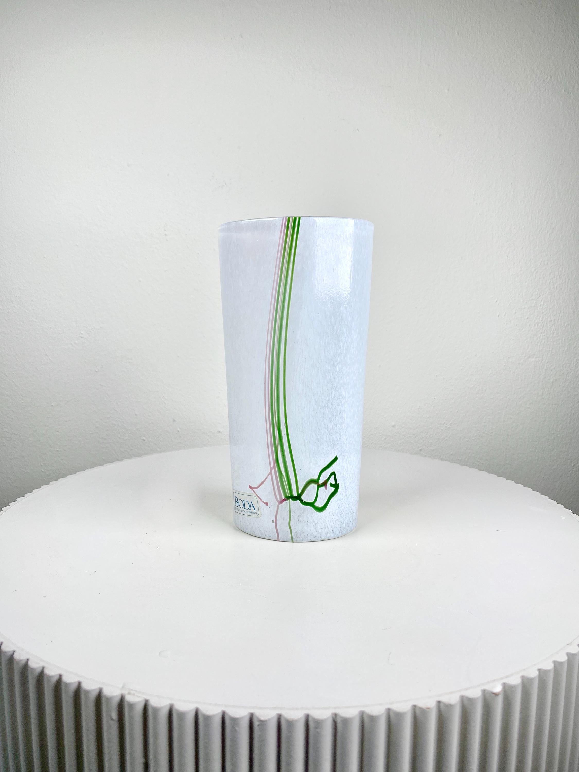 Kosta Boda のヴィンテージ ホワイト アート ガラス花瓶 - Bertil