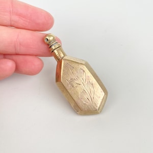 Antique Brass Perfume Bottle Pendant Mini Scent Flask Engraved Floral Motif Portable Bag Perfume Bottle Poison Vial Style Necklace Charm