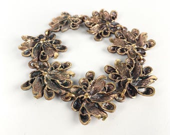 Pulsera vintage escandinava de bronce con cadena llamativa de flores y hojas, estilo modernista, años 60 y 70, joyería nórdica MCM, joyería de diseño de estilo brutalista.