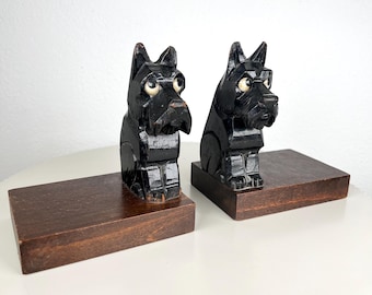 Drewniane, ręcznie rzeźbione podpórki do książek z motywem psa, czarnego szkockiego teriera, urocze rustykalne dekoracje biblioteczne na półkę, prezenty dla miłośników psów