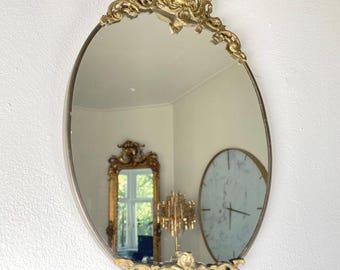 Vintage-Spiegel aus Messing im italienischen Rokoko-Stil mit Engelsmotiv, verzierter ovaler Gold-Wandspiegel, kleiner alter dekorativer antiker Spiegel