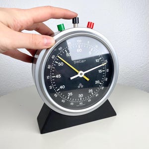 Grand chronomètre mécanique vintage de Peter Germany, à remontage manuel, style industriel/milieu du siècle, idéal pour la décoration de chambre noire ou de sport.