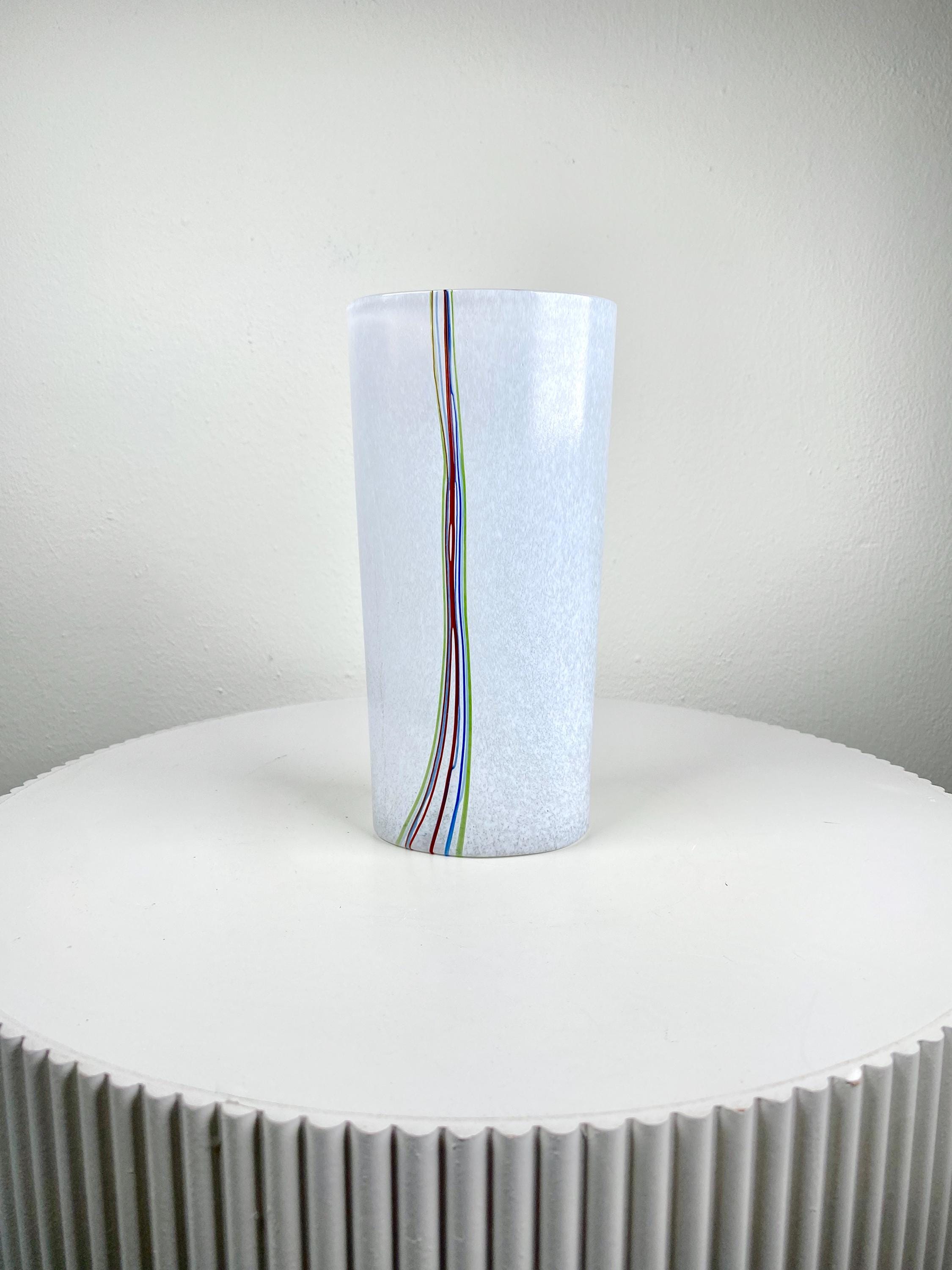 Kosta Boda のヴィンテージ ホワイト アート ガラス花瓶 - Bertil